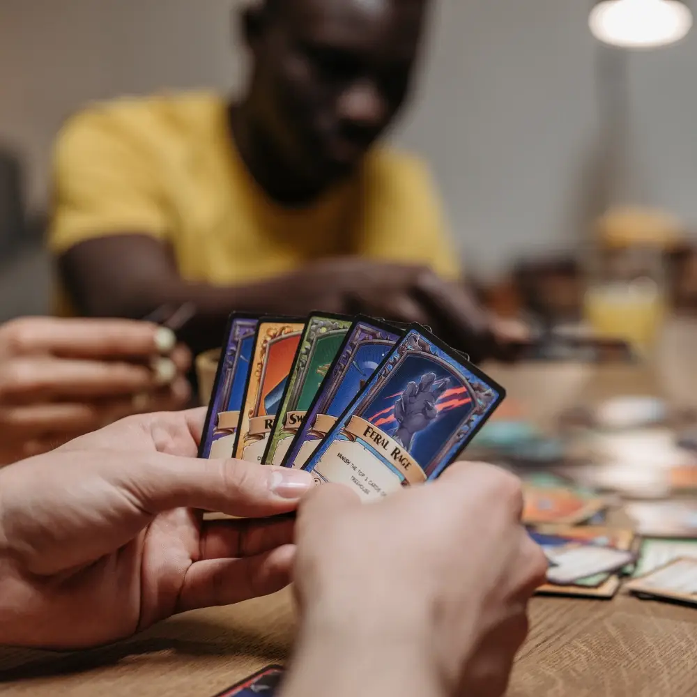 image de personnes entrain de jouer avec des cartes